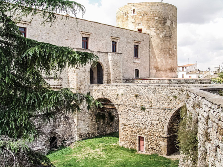 IL castello di Pirro del Balzo, a Venosa